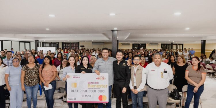 Entregan tarjetas de "La Escuela es Nuestra" para dignificar planteles