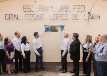 Celebra primaria "César López de Lara" su 50 aniversario con ceremonia cívica encabezada por el alcalde Beto Granados