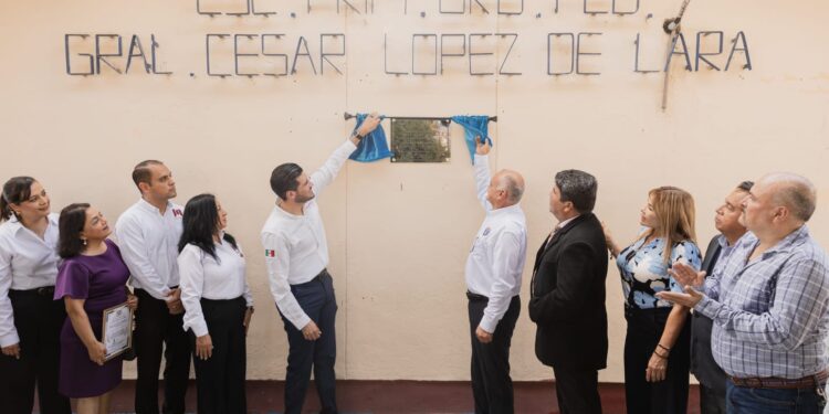 Celebra primaria "César López de Lara" su 50 aniversario con ceremonia cívica encabezada por el alcalde Beto Granados