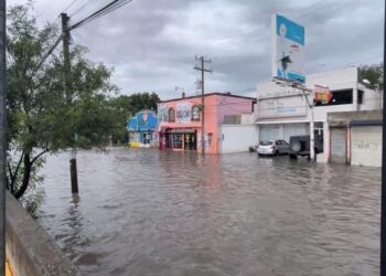 Autos varados en Matamoros por inundaciones; bomberos rescatan a familias