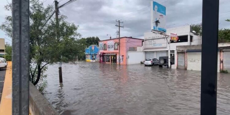 Autos varados en Matamoros por inundaciones; bomberos rescatan a familias