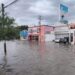 Autos varados en Matamoros por inundaciones; bomberos rescatan a familias