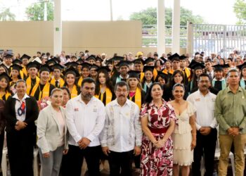Entrega la UAT en la UAM-Mante nuevos profesionales de la salud y la educación