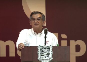 Américo Villarreal muestra su visa y amaga con demandar a Los Ángeles Times