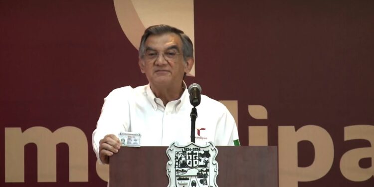 Américo Villarreal muestra su visa y amaga con demandar a Los Ángeles Times