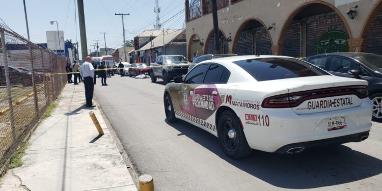 Asesinan a hombre en Centro de Matamoros desde auto en movimiento