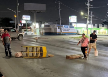 Durante la madrugada bloquean Sendero Nacional por apagones en Las Brisas