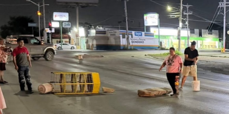 Durante la madrugada bloquean Sendero Nacional por apagones en Las Brisas