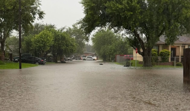 Lluvias e inundaciones en Texas causan estragos y se esperan más
