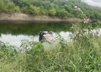 Con todo y auto cae pareja a canal de agua Guillermo Rodhe en Reynosa