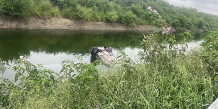 Con todo y auto cae pareja a canal de agua Guillermo Rodhe en Reynosa