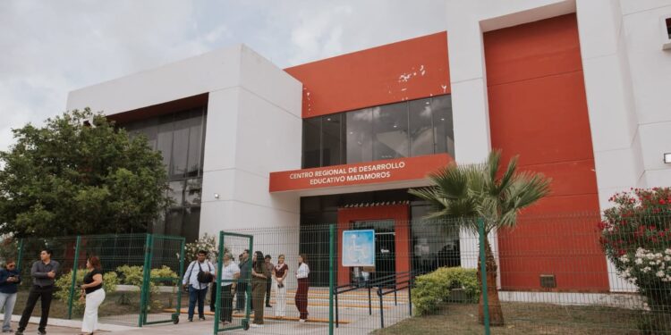 Beto Granados fortalece la coordinación con autoridades educativas estatales durante visita al CREDE Matamoros