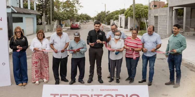 Beto Granados lleva nueva pavimentación y Mega Brigada a la colonia Abelardo de la Torre