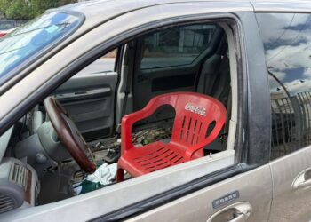 Vuelca camioneta en Matamoros; conductor manejaba sentado en una silla de la Coca