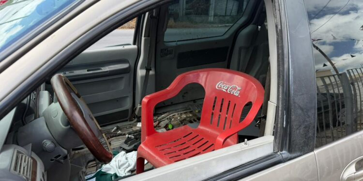 Vuelca camioneta en Matamoros; conductor manejaba sentado en una silla de la Coca