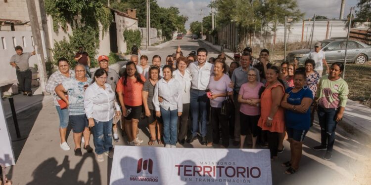 Beto Granados entrega la pavimentación de la calle Vicente Barrera en la colonia Revolución Verde