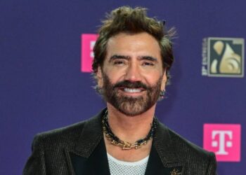 Alejandro Fernández aclara polémica por el aspecto de su lengua