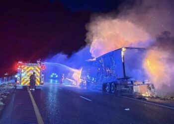 Descubren a 39 migrantes tras incendio de tráiler en Texas