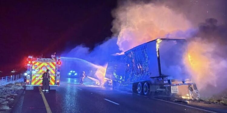 Descubren a 39 migrantes tras incendio de tráiler en Texas