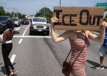 Agentes de ICE durante un operativo migratorio en Estados Unidos.