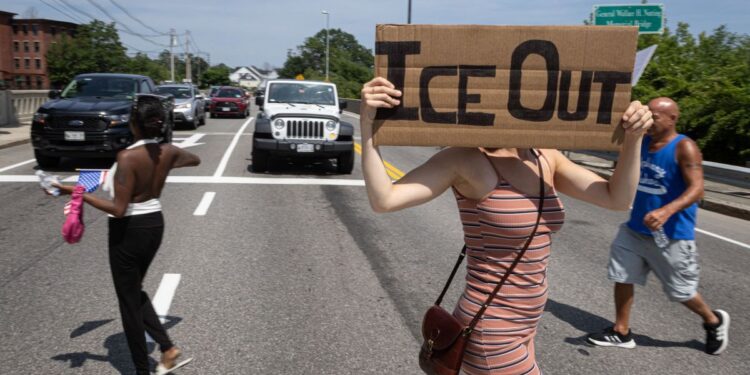 Agentes de ICE durante un operativo migratorio en Estados Unidos.