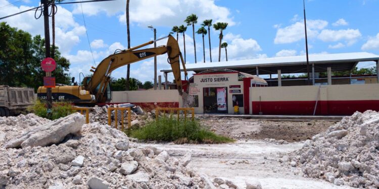 Beto Granados impulsa obra de pavimentación en acceso de la Primaria Justo Sierra