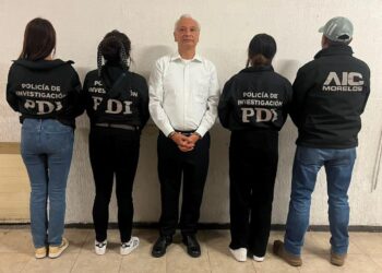 Elementos de seguridad durante la detención de Víctor Rodríguez Padilla, exdirector de Pemex, en la Ciudad de México.