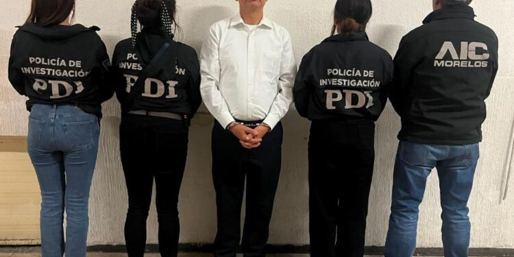 Elementos de seguridad durante la detención de Víctor Rodríguez Padilla, exdirector de Pemex, en la Ciudad de México.