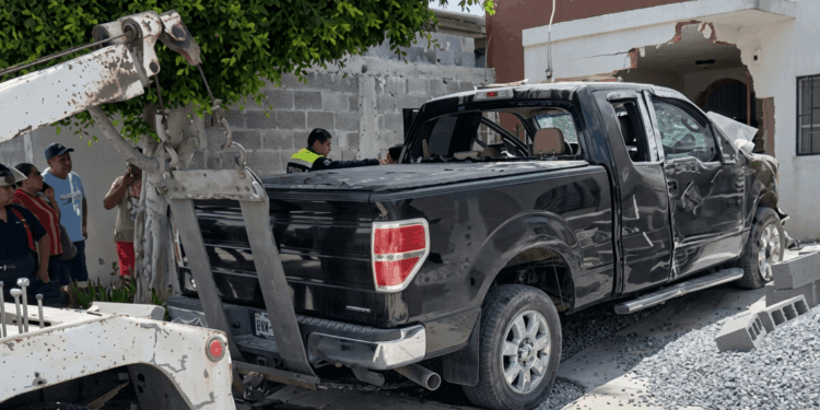 Hombre destruye vivienda en Reynosa tras provocar dos choques