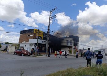 Incendio en plaza comercial de Palmares acaba con negocio y afecta a 4 más