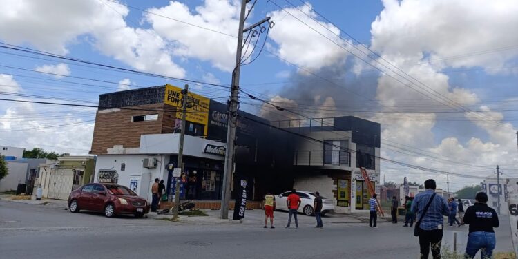 Incendio en plaza comercial de Palmares acaba con negocio y afecta a 4 más