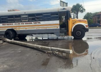 Pesera de ruta Independencia en Matamoros choca con poste y deja varios heridos