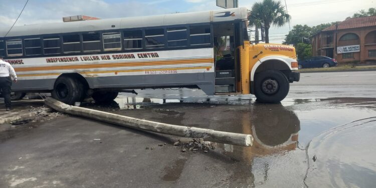 Pesera de ruta Independencia en Matamoros choca con poste y deja varios heridos