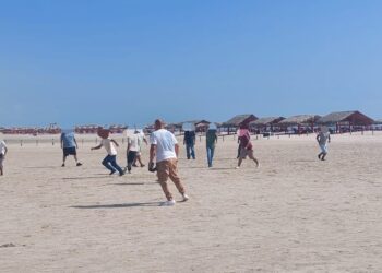 Adolescentes en proceso de reinserción social juegan fútbol playero en Miramar
