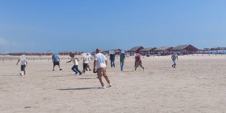 Adolescentes en proceso de reinserción social juegan fútbol playero en Miramar