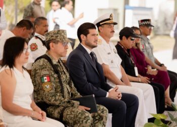 El alcalde Beto Granados participó en ceremonia militar y acompañó a graduados de la Primaria "Frida Kahlo"