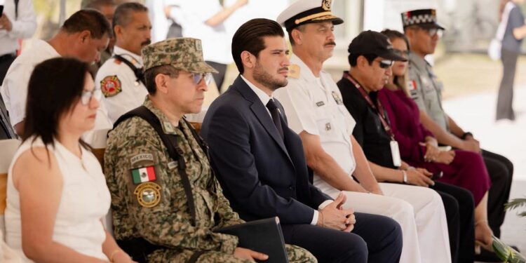 El alcalde Beto Granados participó en ceremonia militar y acompañó a graduados de la Primaria "Frida Kahlo"