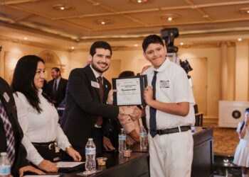 Beto Granados acompaña como padrino de graduación a estudiantes de la Primaria "Cuauhtémoc Cantú Sánchez"