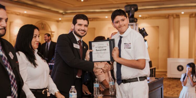 Beto Granados acompaña como padrino de graduación a estudiantes de la Primaria "Cuauhtémoc Cantú Sánchez"
