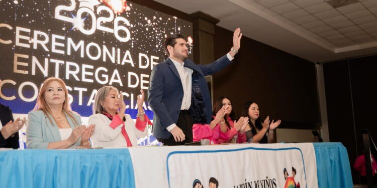 Beto Granados acompaña como padrino de graduación al Jardín de Niños “Profesora y Licenciada Ada H. Siller Flores”
