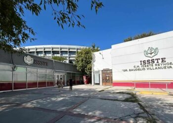 Docentes retiran el plantón instalado frente a la clínica del ISSSTE en Reynosa tras alcanzar acuerdos con autoridades.