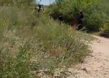 Elementos de la Fiscalía de Tamaulipas realizan diligencias tras el hallazgo del cuerpo de una mujer en Reynosa.