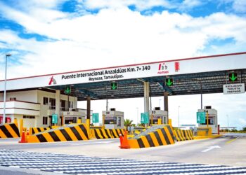 Connacionales cruzan por los puentes internacionales de Tamaulipas durante el operativo Heroínas y Héroes Paisanos.