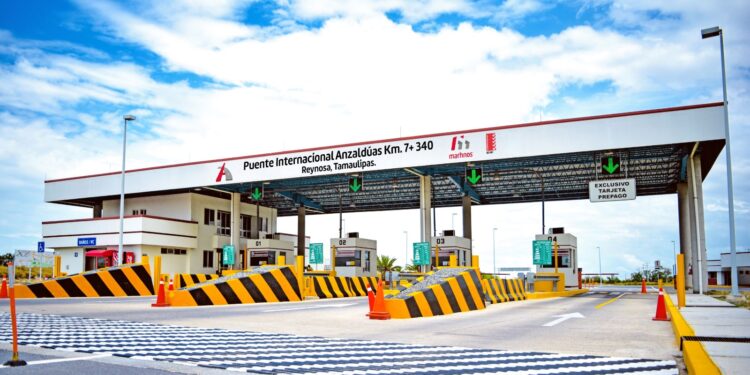 Connacionales cruzan por los puentes internacionales de Tamaulipas durante el operativo Heroínas y Héroes Paisanos.