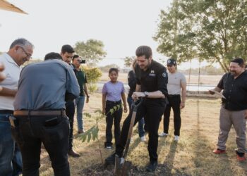Beto Granados atiende peticiones de vecinos de la colonia Fidel Velázquez II