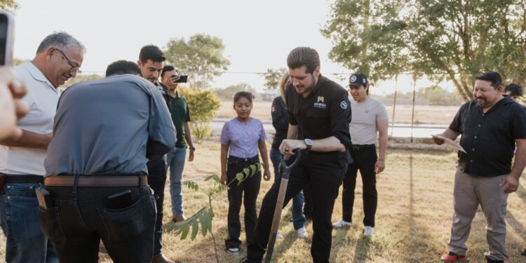 Beto Granados atiende peticiones de vecinos de la colonia Fidel Velázquez II