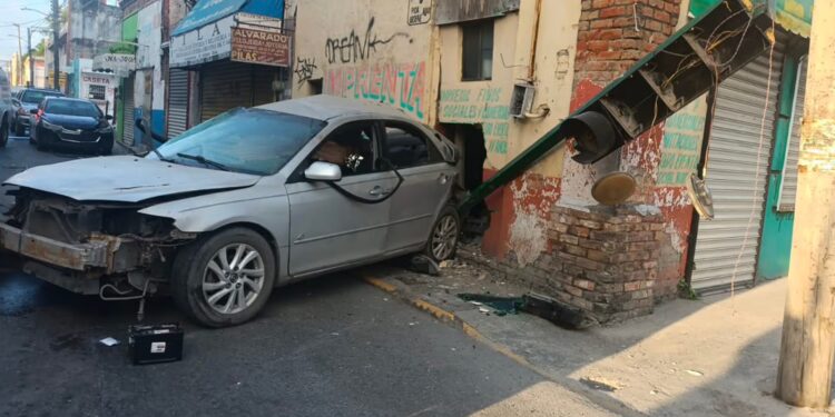 Accidente ocurrido en Matamoros donde murieron madre e hijo tras ser impactados por un transportista.