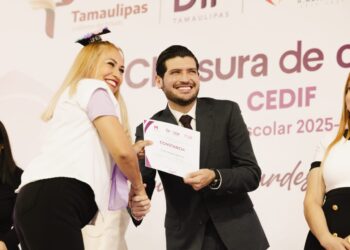 Beto Granados y Anita Granados acompañan a graduados de los Talleres CEDIF