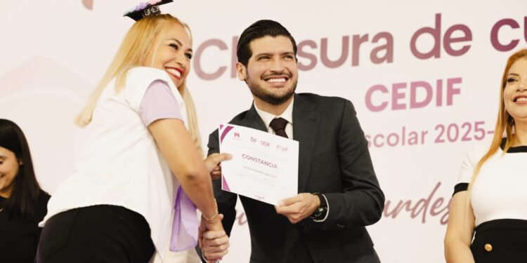 Beto Granados y Anita Granados acompañan a graduados de los Talleres CEDIF
