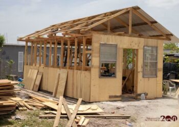 Beto Granados cumple compromiso con familia afectada e inicia construcción de cuarto habitación